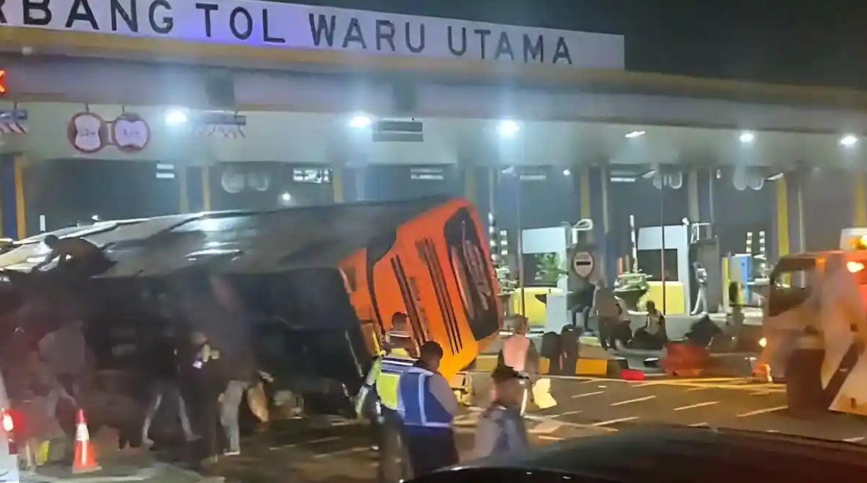 Detik-detik Bus Wisatawan Grobogan Terguling di Tol Waru Surabaya