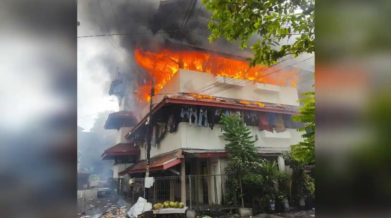 Rusunawa Sombo Surabaya Terbakar Jelang Buka Puasa, 17 Unit Damkar Berjibaku di Tengah Pemukiman