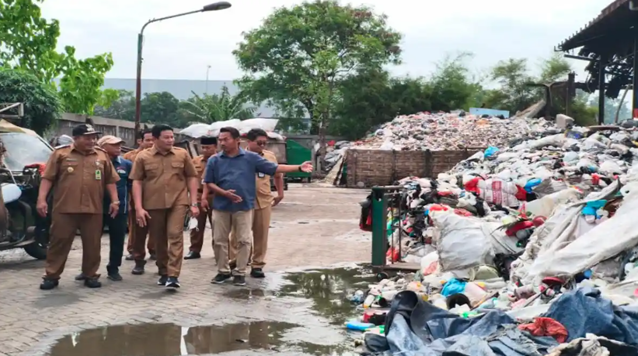Bupati Lihat Sendiri Sampah Menumpuk di TPST Sedati Gede Sidoarjo